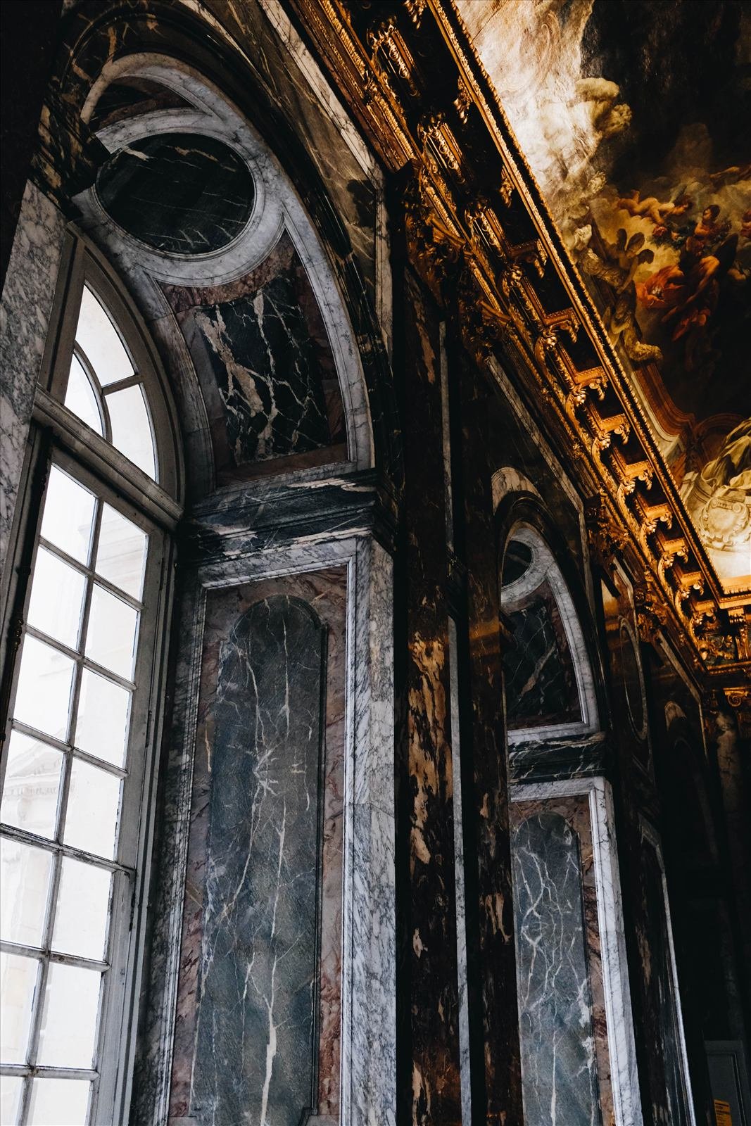Interior ornamentado com mármore, pinturas e detalhes dourados